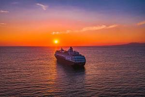 barco en el mar durante la puesta de sol foto