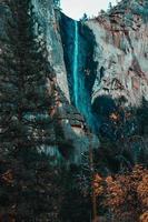 cascada alta en el parque nacional de yosemite foto