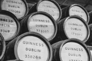 lote de barril de guinness dublin foto