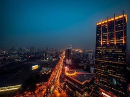 paisaje urbano en la noche foto