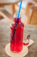 botella de vidrio de jugo rojo