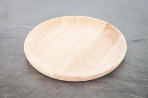 plato de madera redondo foto