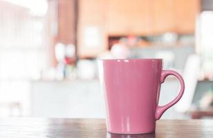 taza rosa en un café foto