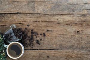 escritorio de madera con granos de café foto