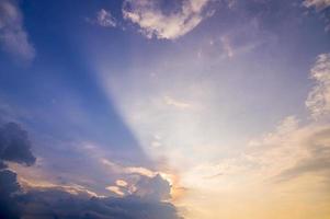 cielo y nubes al atardecer foto