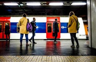 la hague, francia, 2020 - gente caminando en una estación de tren foto