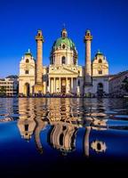 reflejo de una iglesia foto