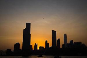 silueta de un paisaje urbano durante la hora dorada foto