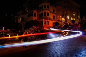 san francisco, california, 2020 - lapso de tiempo de las luces del coche en una calle foto