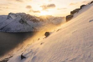 amanecer dorado en montañas nevadas foto