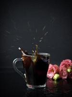 splash de cafe con flores foto