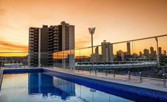 Melbourne, Australia, 20200 - Una piscina en la azotea. foto