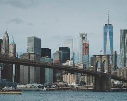 puente de brooklyn durante el día foto