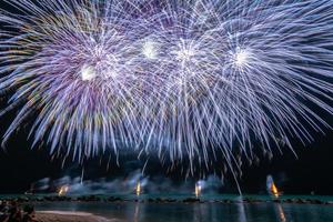 grandes fuegos artificiales azules foto