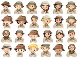 Conjunto de diferentes personajes de niños y niñas disfraz de scout sobre un fondo blanco. vector