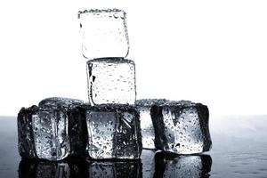 cubitos de hielo con gotas de agua foto