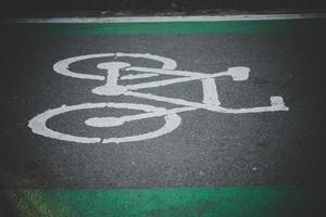 Indicar símbolo en carretera de cemento para bicicletas foto