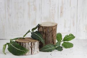 pequeño baúl de madera para la colocación de productos foto