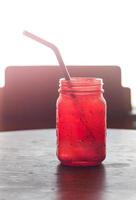 vaso rojo sobre una mesa foto