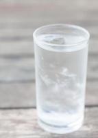 agua en una mesa de madera foto