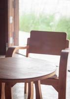 mesa y sillas de madera en una cafetería foto