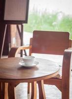 taza de café en una mesa en una cafetería