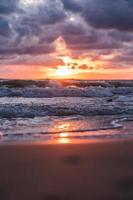 puesta de sol atravesando las olas