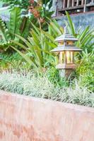 lámpara de madera en un jardín foto