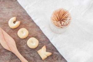 Cocine las galletas del alfabeto con pasta fusili sobre una mesa de madera foto