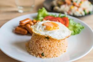 arroz frito con salchicha y huevo frito foto