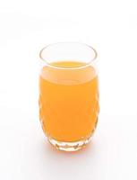 vaso de jugo de naranja sobre fondo blanco foto