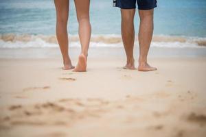 pareja de enamorados caminando por la playa foto