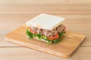 sándwich de atún en tablero de madera foto
