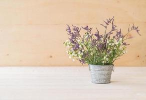 Flores de statice y caspia sobre fondo de madera foto