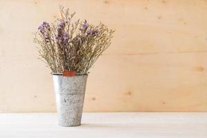 Flores de statice y caspia sobre fondo de madera foto