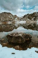 Cerca de una roca dentro de un lago congelado foto