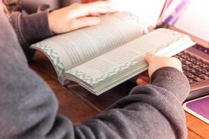 mujer con un libro abierto foto