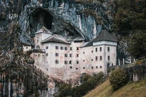 el castillo de predjama en eslovenia foto