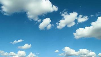 timelapse de ciel bleu avec des nuages video