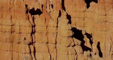 panoramica lenta girato nel percorso diagonale delle pareti di roccia naturale nel paesaggio deser in 4K video