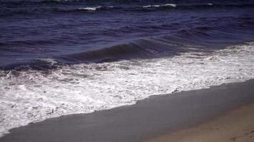 olas de cobertura blanca rompiendo contra la costa de california 4k video