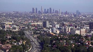 Blick auf die Innenstadt von Los Angeles von den Hollywood Hills video