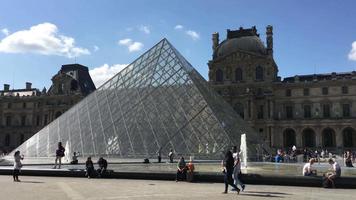 utanför Louvren i Paris, Frankrike 4k