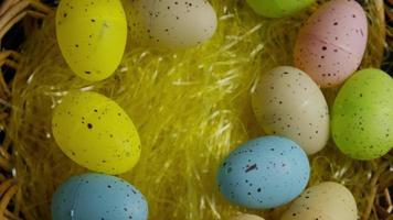 Tourné de décorations de Pâques et de bonbons dans l'herbe de Pâques colorée - Pâques 051 video