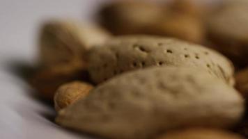 Plan cinématique et rotatif d'amandes sur une surface blanche - amandes 190 video