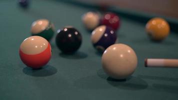 personne frappant des boules de billard 4k video