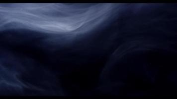 nuage de fumée douce descendant et montant exposé par un rayon lumineux en 4k video