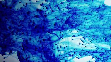 Textura de tinta azul moviéndose y girando en un recipiente de agua video
