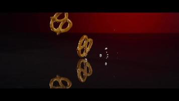pretzels y sal cayendo sobre una superficie reflectante - pretzels 021 video