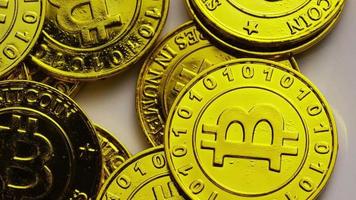 rotierende Aufnahme von Bitcoins (digitale Kryptowährung) - Bitcoin 0226 video